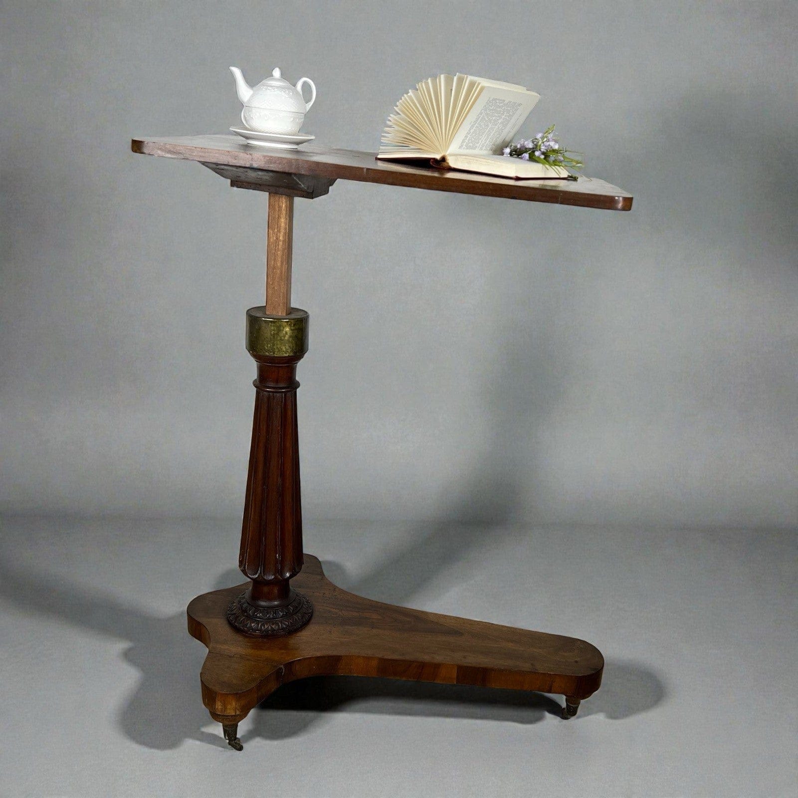 Antico tavolo tavolino da letto per colazione lettura con ruote regolabile 800 Categoria  Tavoli - tavolinetti