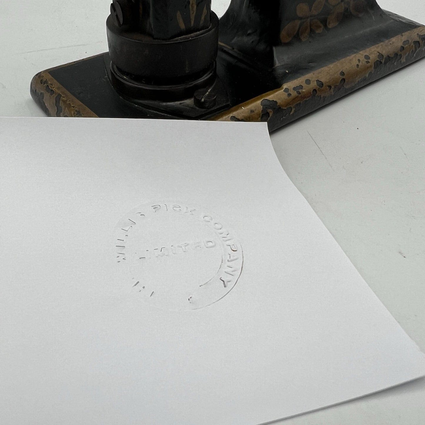 Antico timbro a secco inglese in ferro ghisa vecchia pressa da tavolo d'epoca Categoria  Vari