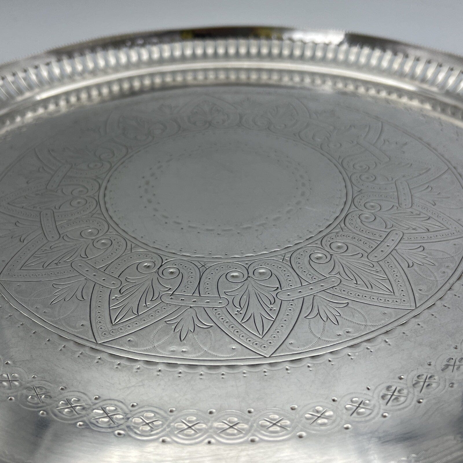 Antico Vassoio in argento sheffield silver plated rotondo inciso d' epoca 900 Categoria  Sheffield & Argento
