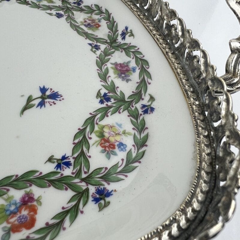 Antico vassoio in porcellana Limoges piatto vintage con fiori metallo argentato Categoria  Centrotavola e Ciotole