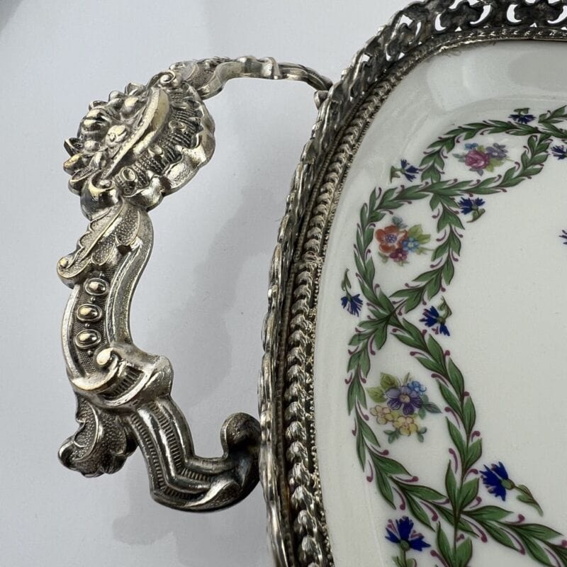 Antico vassoio in porcellana Limoges piatto vintage con fiori metallo argentato Categoria  Centrotavola e Ciotole