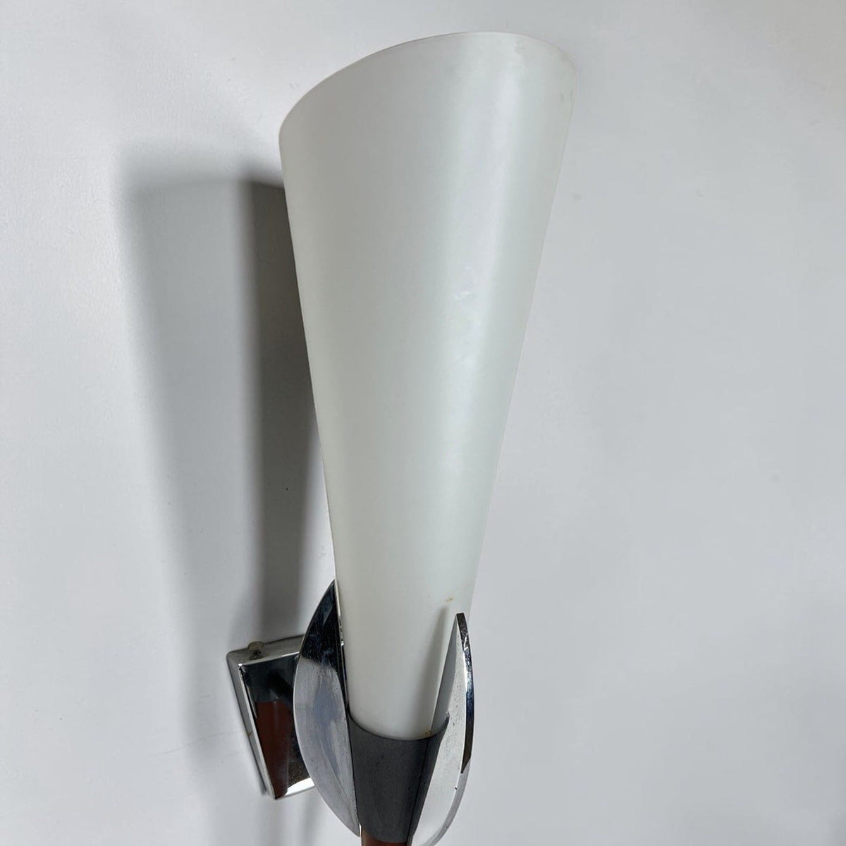 Applique Lampada da parete in vetro a cono opalino bianco stile Mid Century Categoria  Lampade Appliques