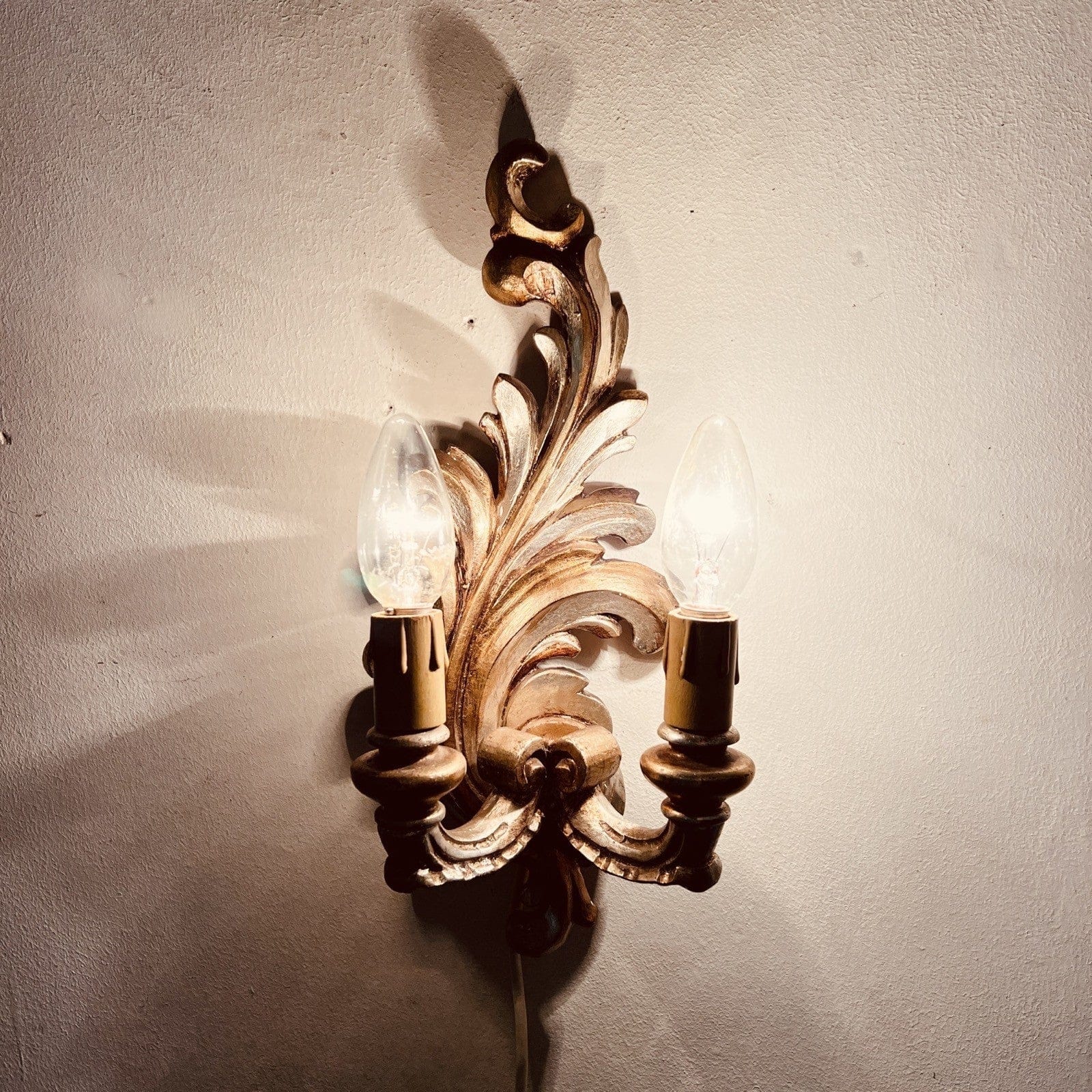 Applique stile 800 antico in legno oro argento lampada da parete a due luci Categoria  Lampade Appliques