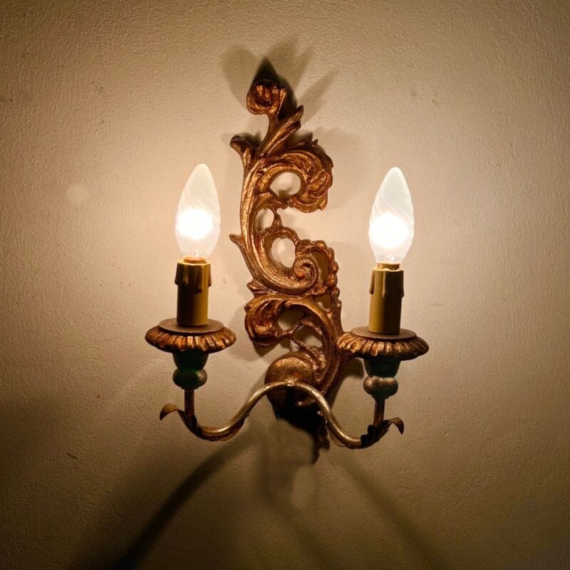 Applique stile barocco antico in legno dorato oro lampada da parete a due luci Categoria  Lampade Appliques