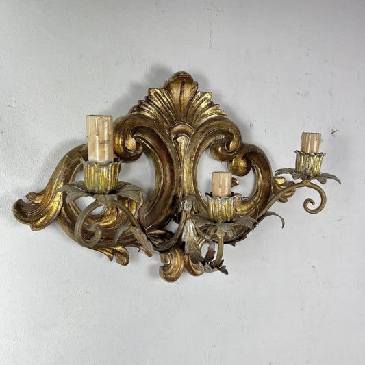 Applique stile barocco antico in legno dorato oro lampada da parete a tre luci Categoria  Lampade Appliques