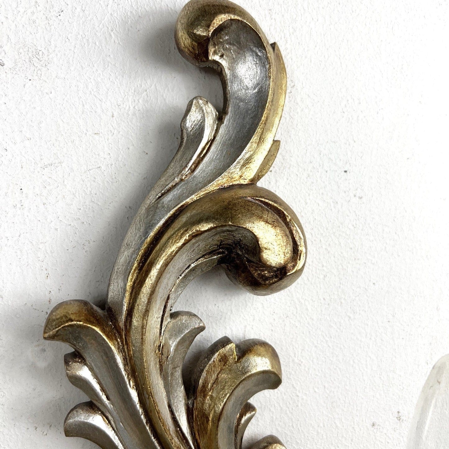 Applique stile Liberty antico in legno oro argento lampada da parete a due luci Categoria  Lampade Appliques