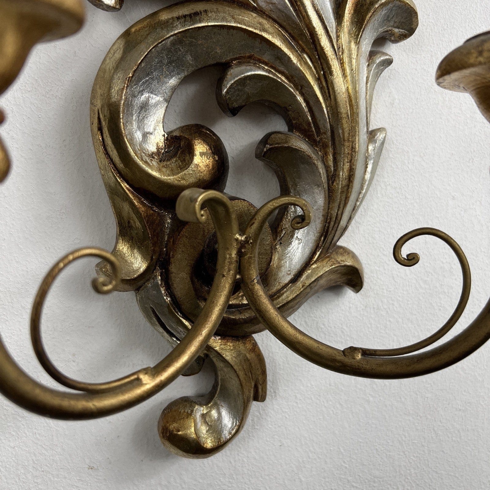 Applique stile Liberty antico in legno oro argento lampada da parete a due luci Categoria  Lampade Appliques