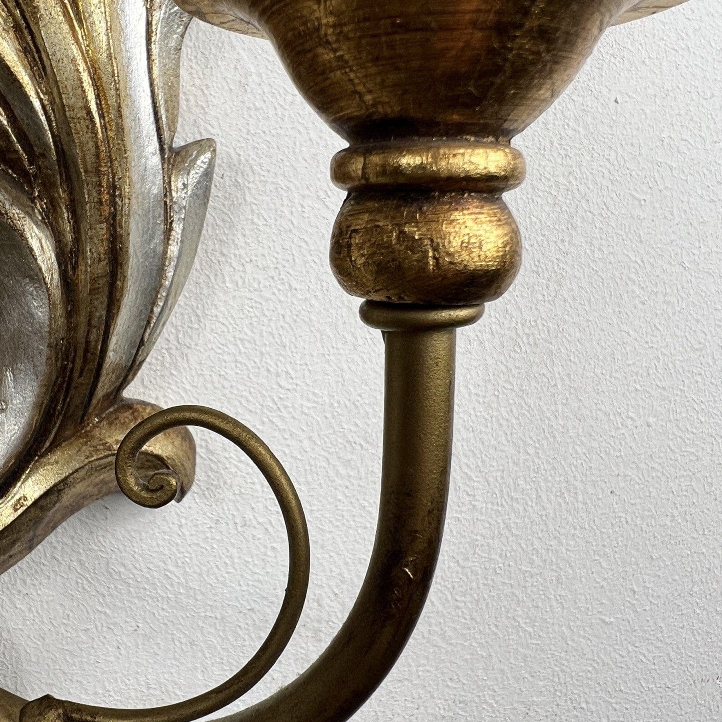 Applique stile Liberty antico in legno oro argento lampada da parete a due luci Categoria  Lampade Appliques