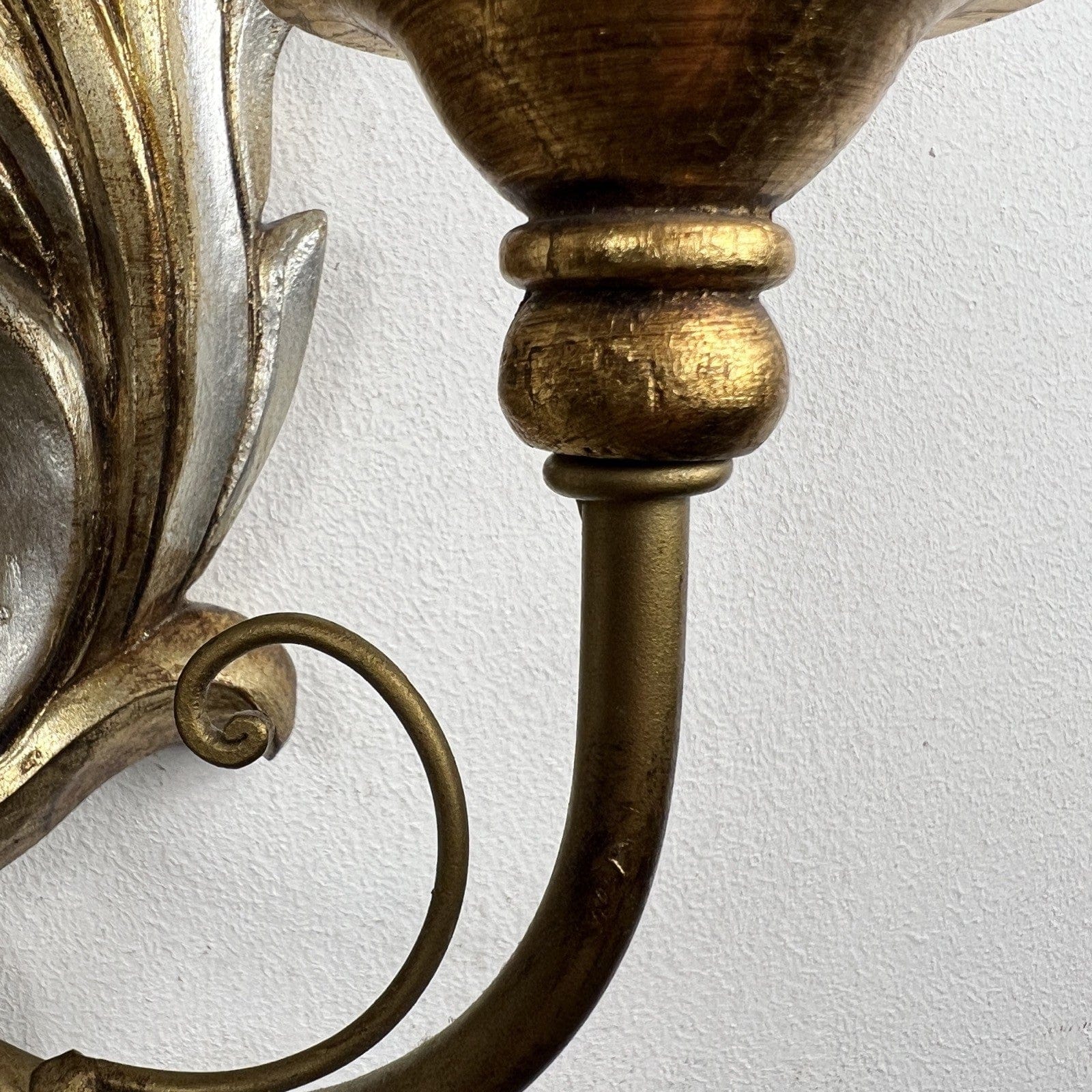 Applique stile Liberty antico in legno oro argento lampada da parete a due luci Categoria  Lampade Appliques