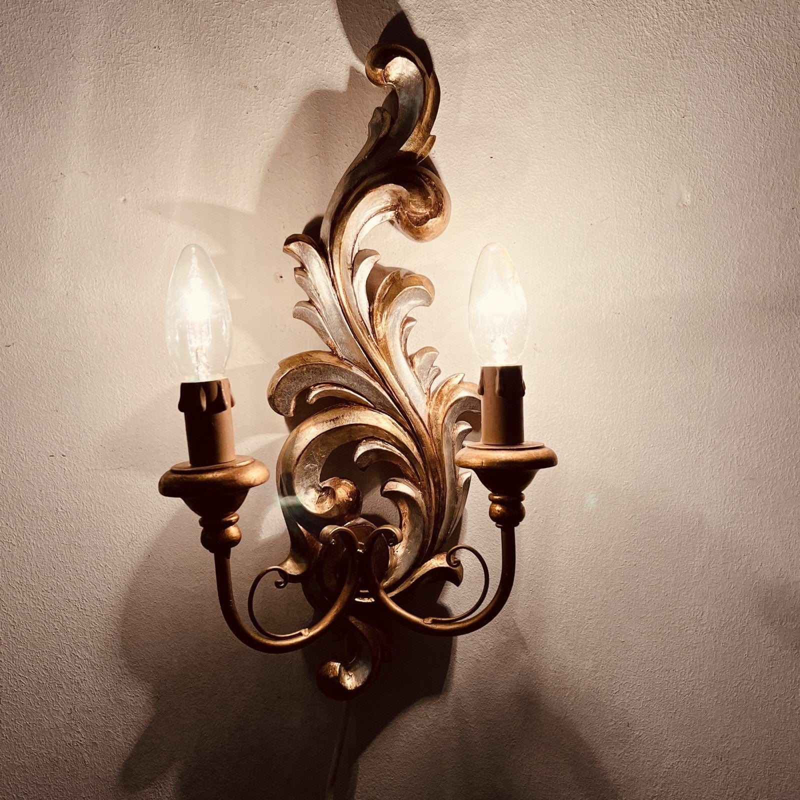 Applique stile Liberty antico in legno oro argento lampada da parete a due luci Categoria  Lampade Appliques