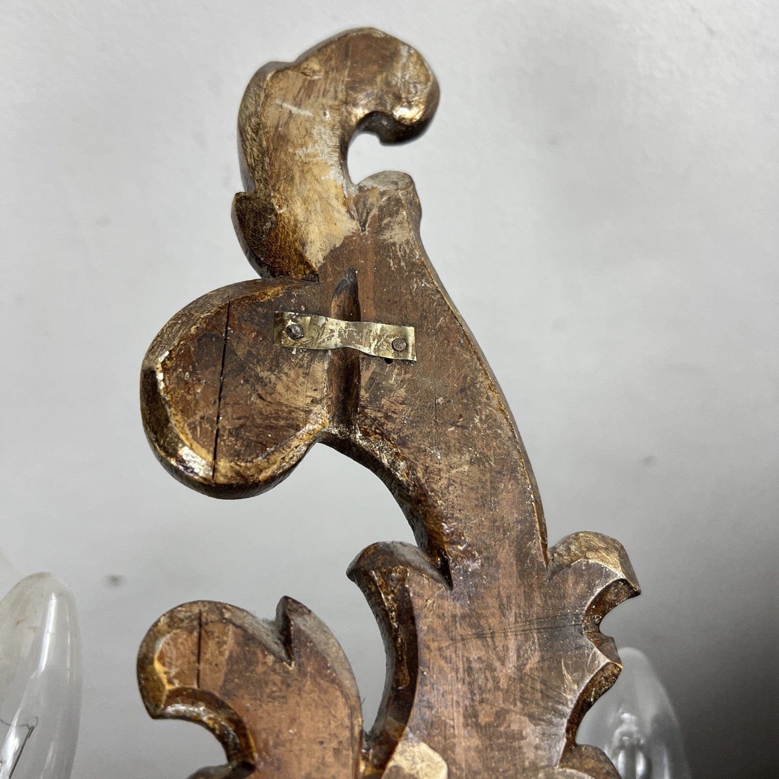 Applique stile Liberty antico in legno oro argento lampada da parete a due luci Categoria  Lampade Appliques