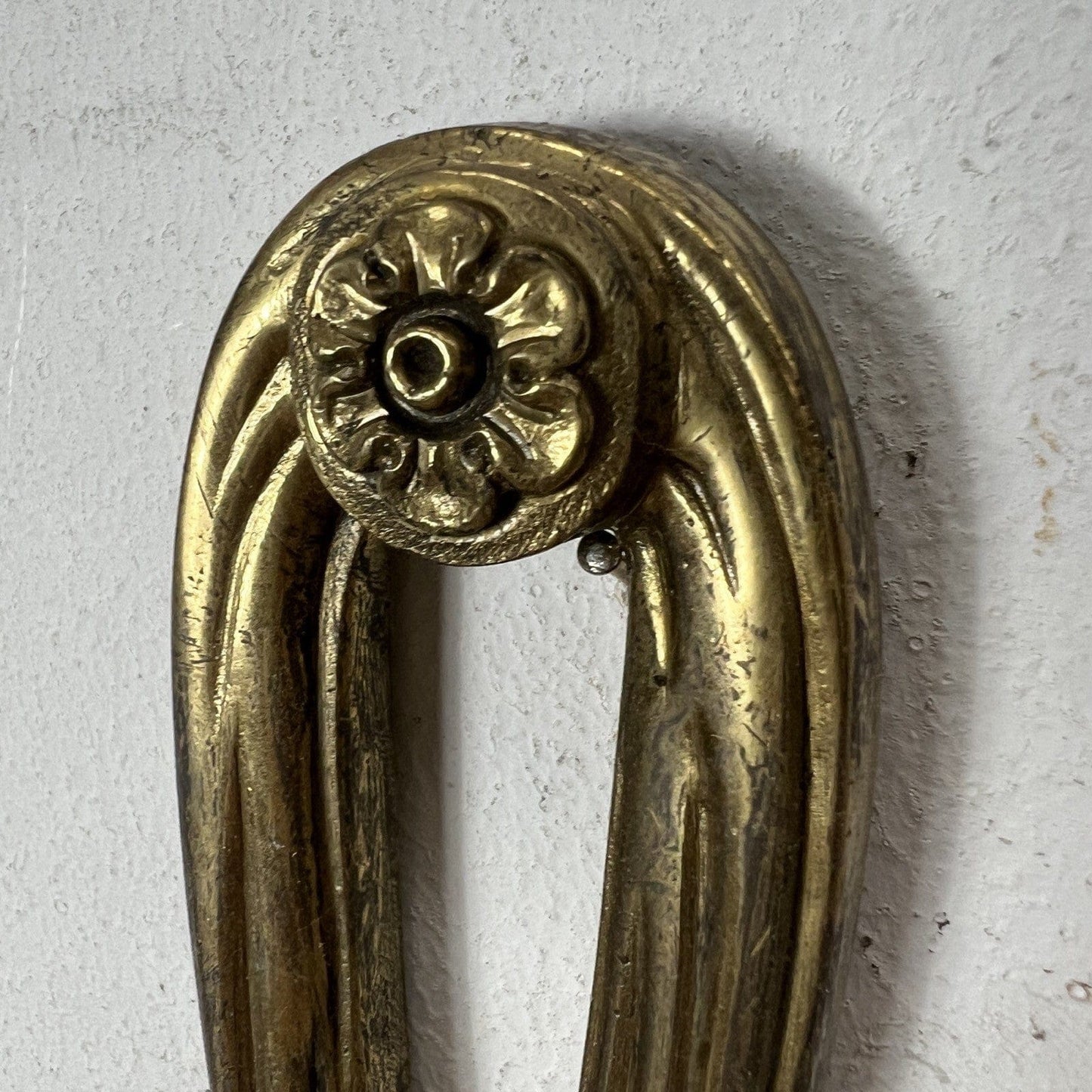 Applique vintage antico in ottone bronzo a due luci con fiocco Stile Luigi XVI Categoria  Lampade Appliques