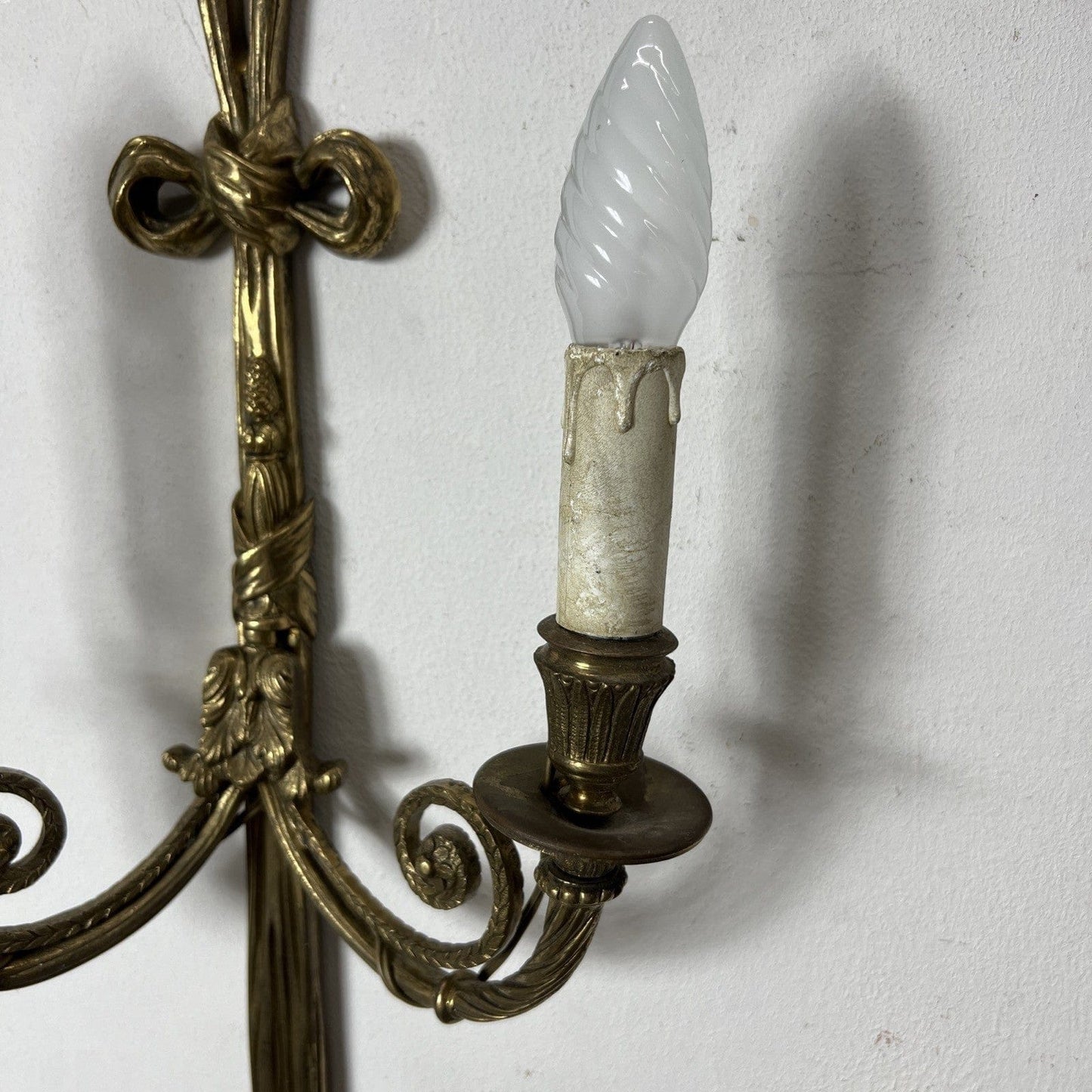 Applique vintage antico in ottone bronzo a due luci con fiocco Stile Luigi XVI Categoria  Lampade Appliques