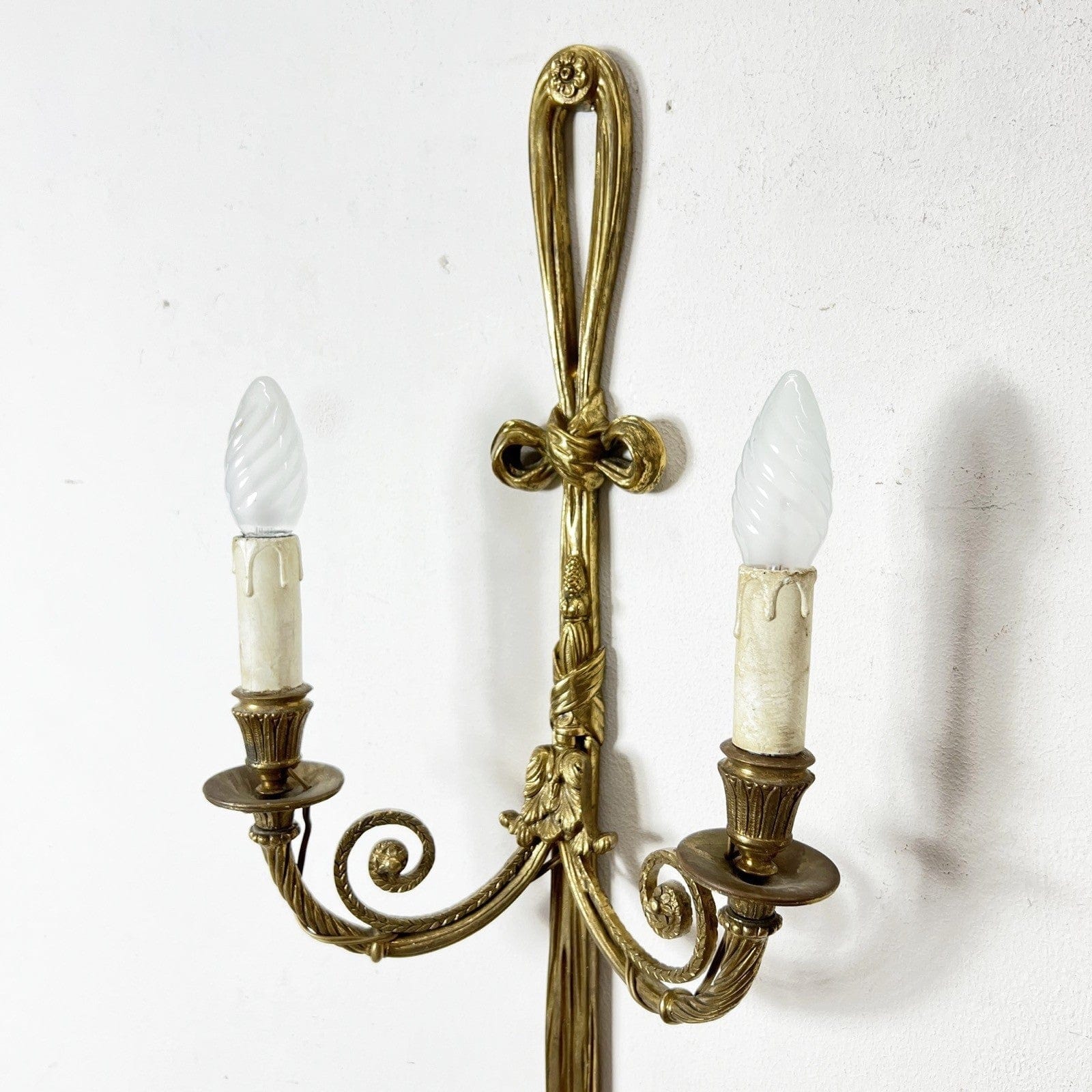 Applique vintage antico in ottone bronzo a due luci con fiocco Stile Luigi XVI Categoria  Lampade Appliques