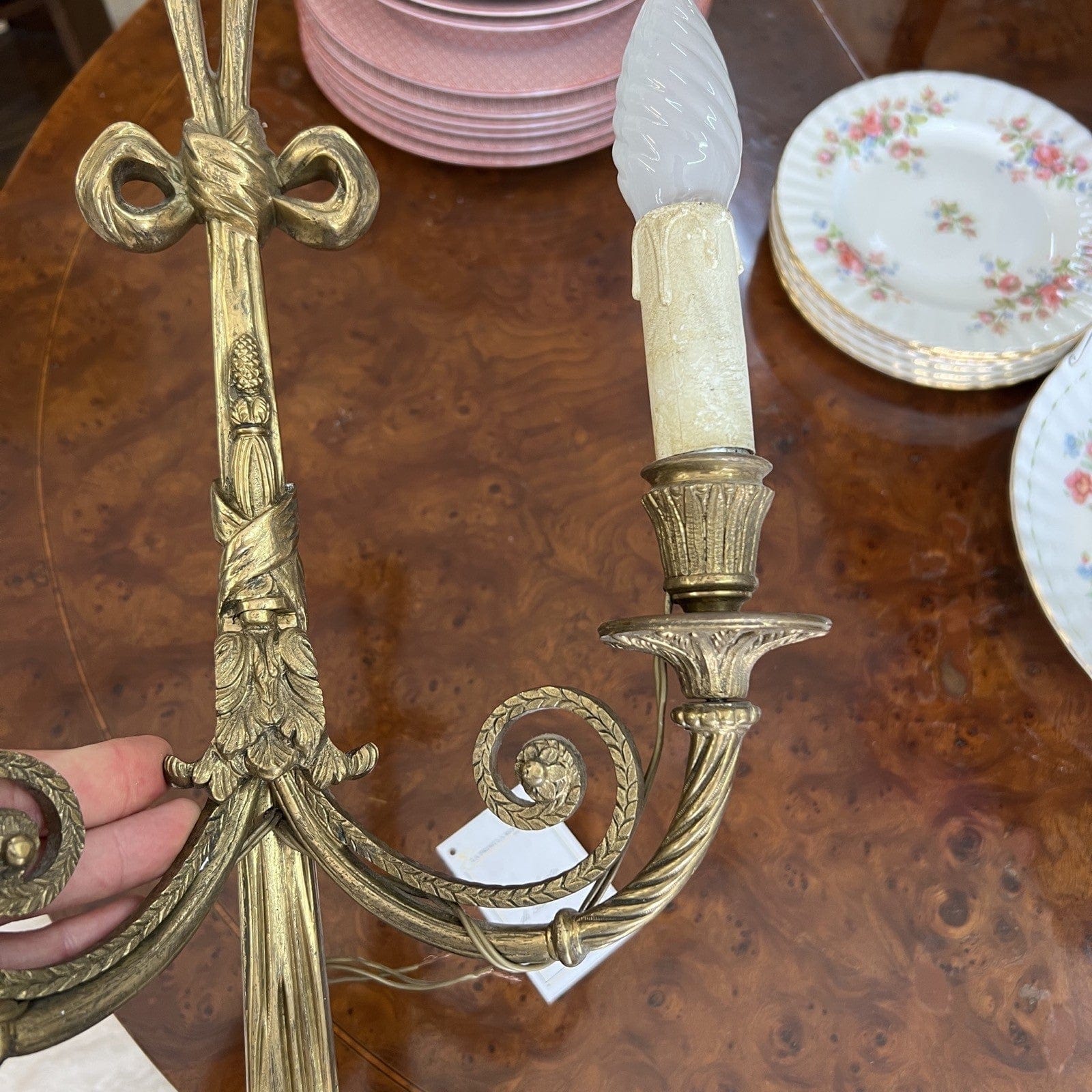 Applique vintage antico in ottone bronzo a due luci con fiocco Stile Luigi XVI Categoria  Lampade Appliques