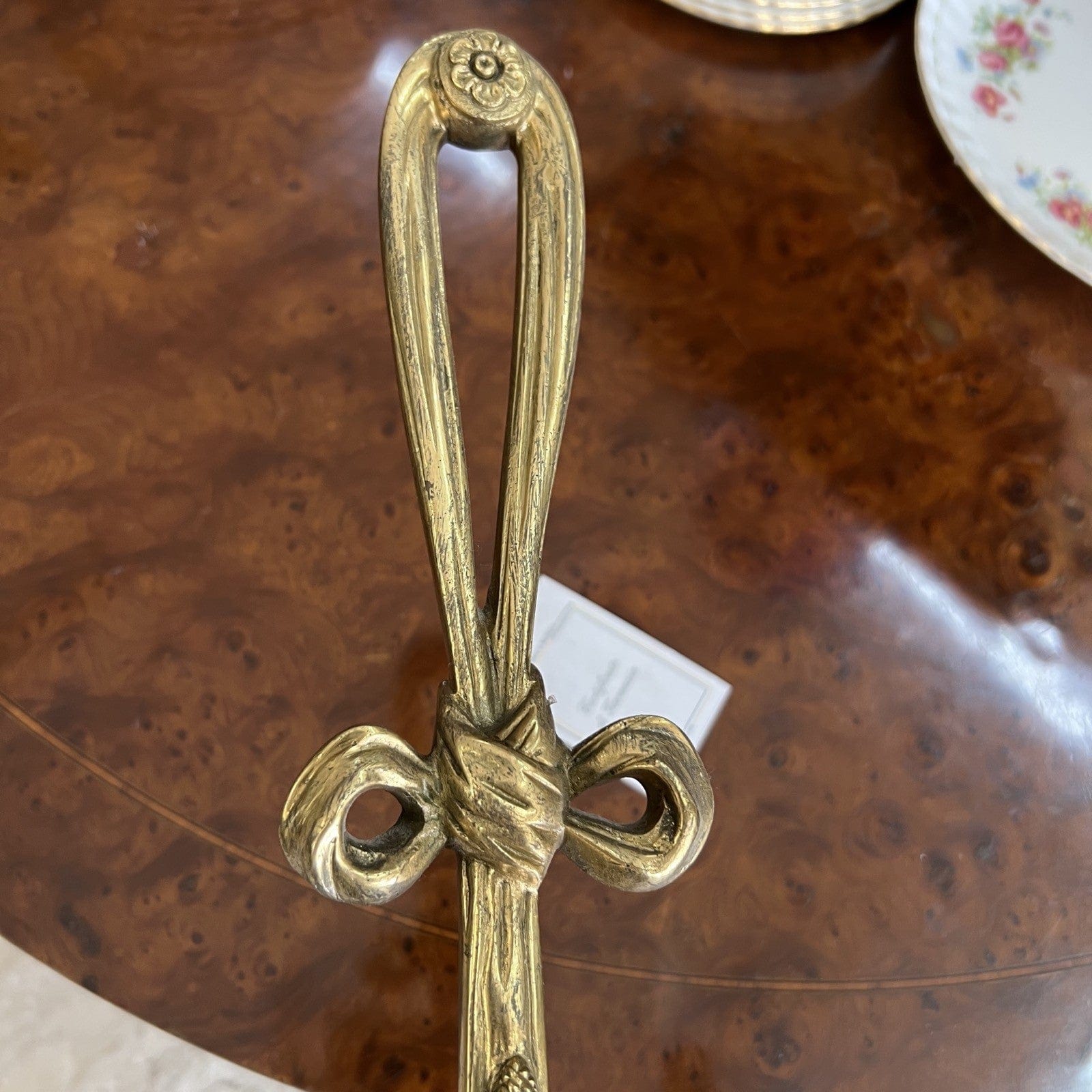 Applique vintage antico in ottone bronzo a due luci con fiocco Stile Luigi XVI Categoria  Lampade Appliques