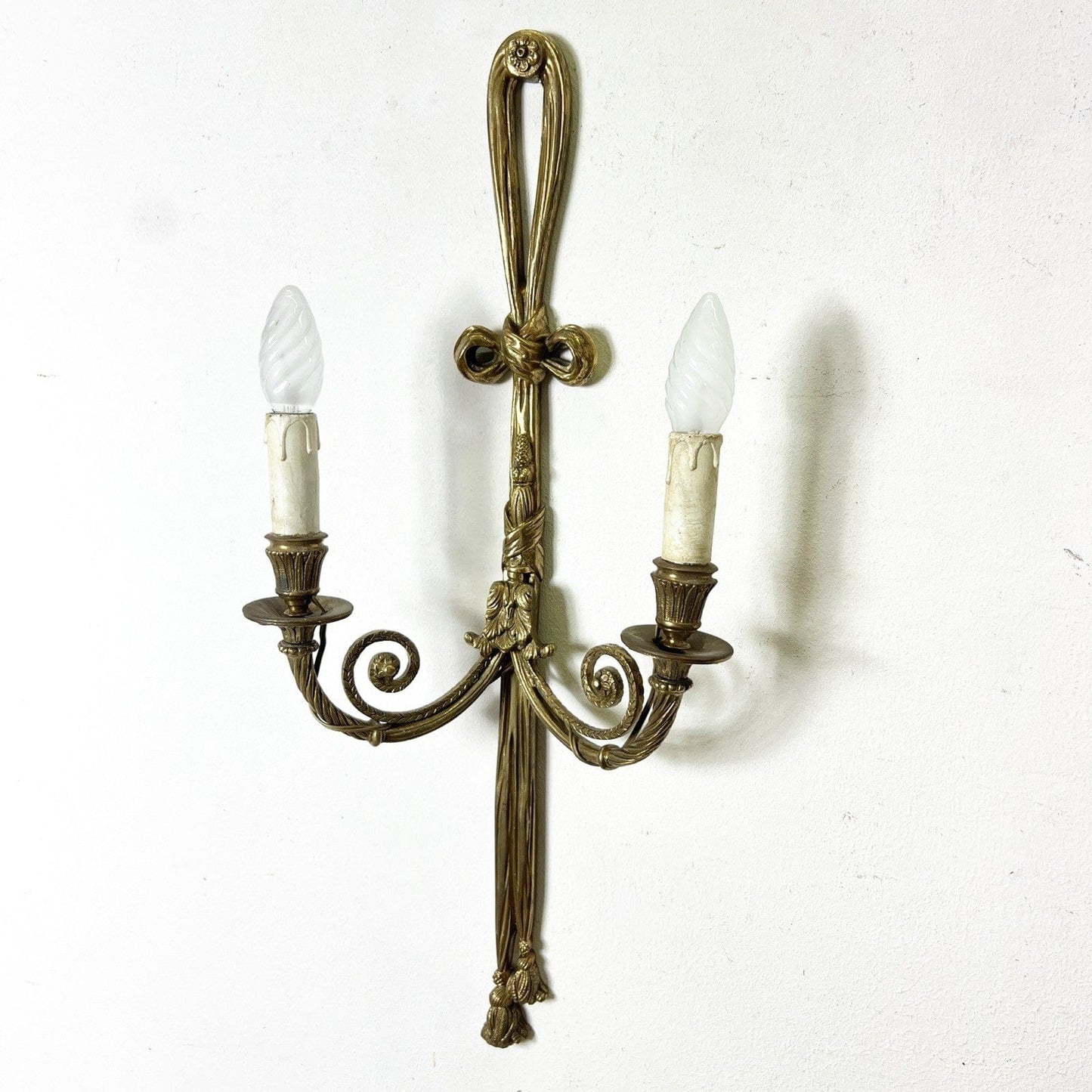 Applique vintage antico in ottone bronzo a due luci con fiocco Stile Luigi XVI Categoria  Lampade Appliques