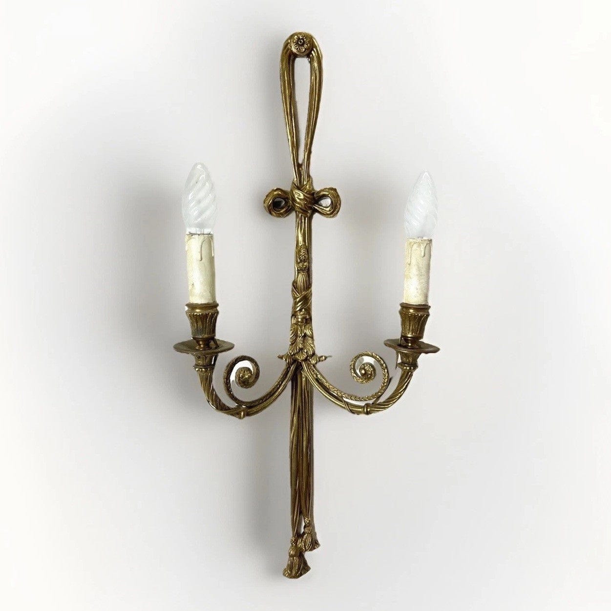 Applique vintage antico in ottone bronzo a due luci con fiocco Stile Luigi XVI Categoria  Lampade Appliques