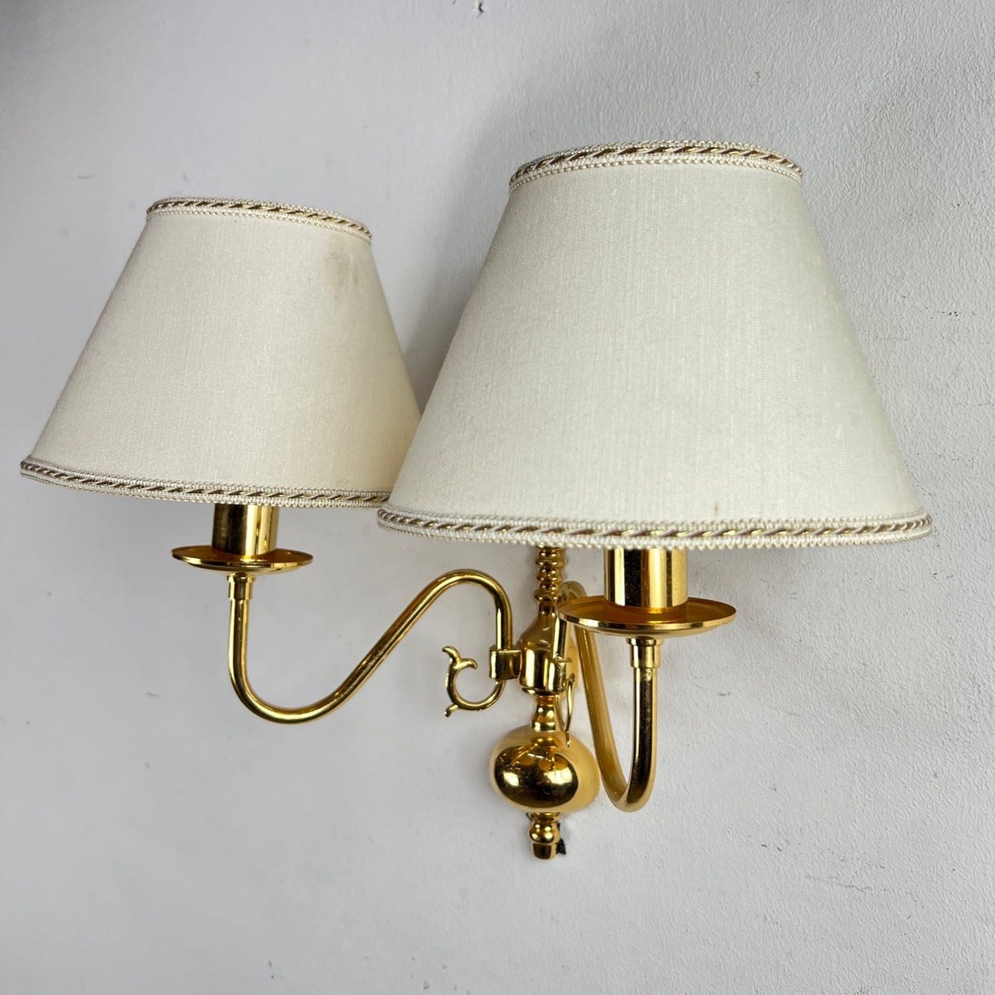 Applique vintage in ottone lucido  a due fiamme luci Lampade stile antico parete Categoria  Lampade Appliques