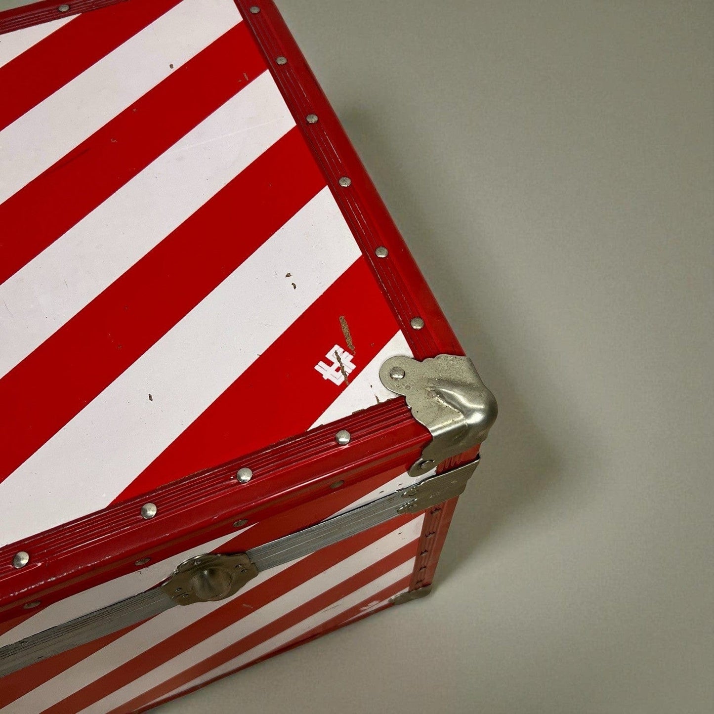 Baule antico in legno da viaggio Forziere 900 vintage Cassa Bianca Strisce Rossa Categoria  Casse & Bauli