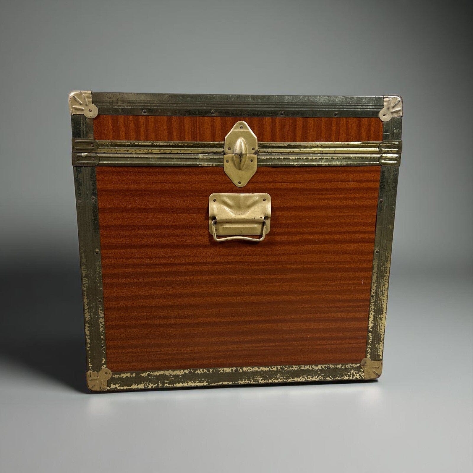 Baule antico in legno da viaggio Forziere Cassapanca 900 vintage Cassa Anni '60 Categoria  Casse & Bauli