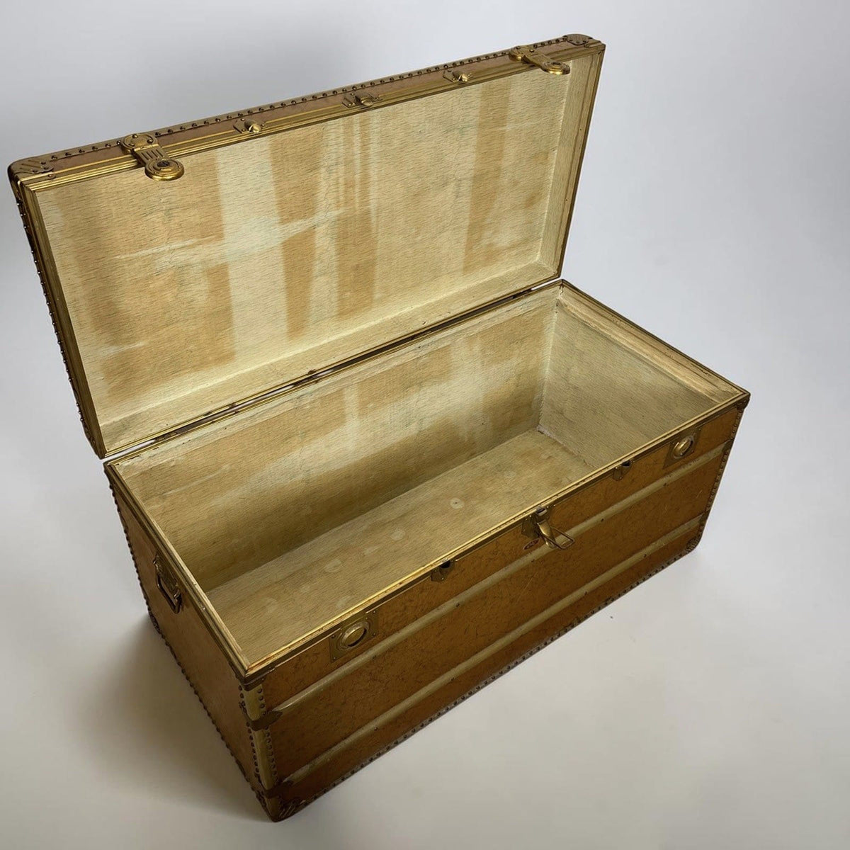 Baule antico in legno da viaggio Forziere Cassapanca 900 vintage Cassa marrone Categoria  Casse & Bauli
