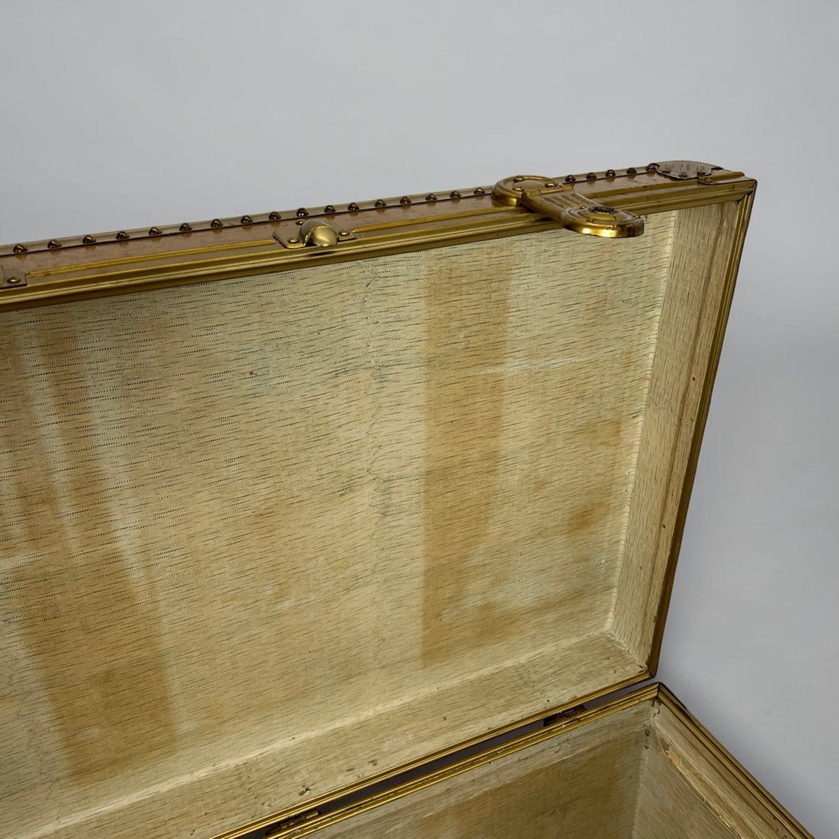 Baule antico in legno da viaggio Forziere Cassapanca 900 vintage Cassa marrone Categoria  Casse & Bauli