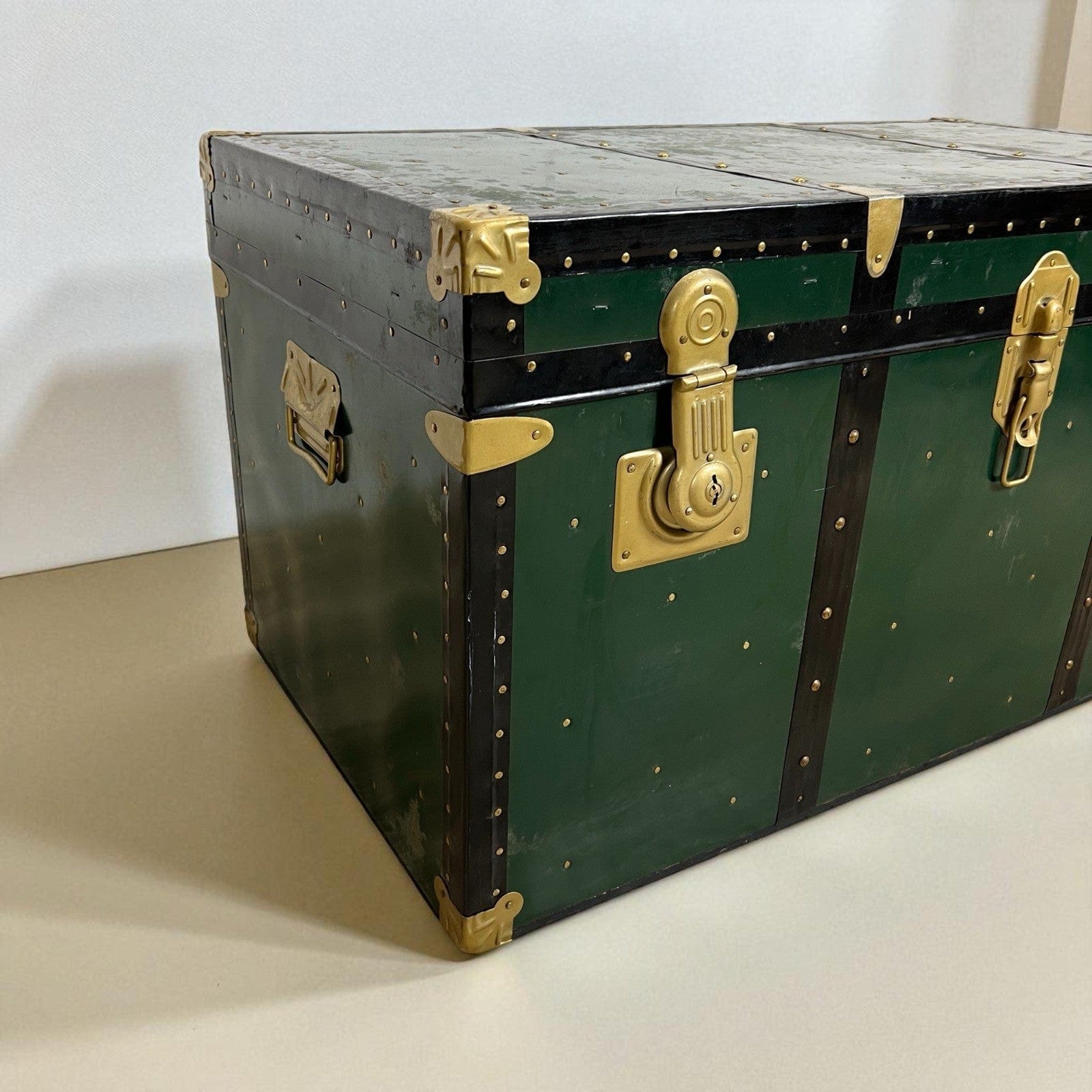 Baule antico in legno da viaggio Forziere Cassapanca 900 vintage Cassa verde '50 Categoria  Casse & Bauli