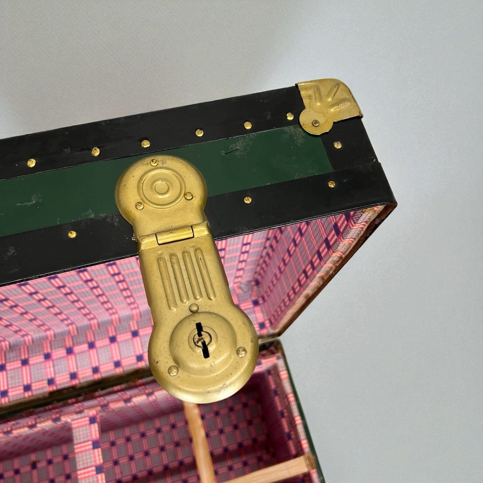 Baule antico in legno da viaggio Forziere Cassapanca 900 vintage Cassa verde '50 Categoria  Casse & Bauli