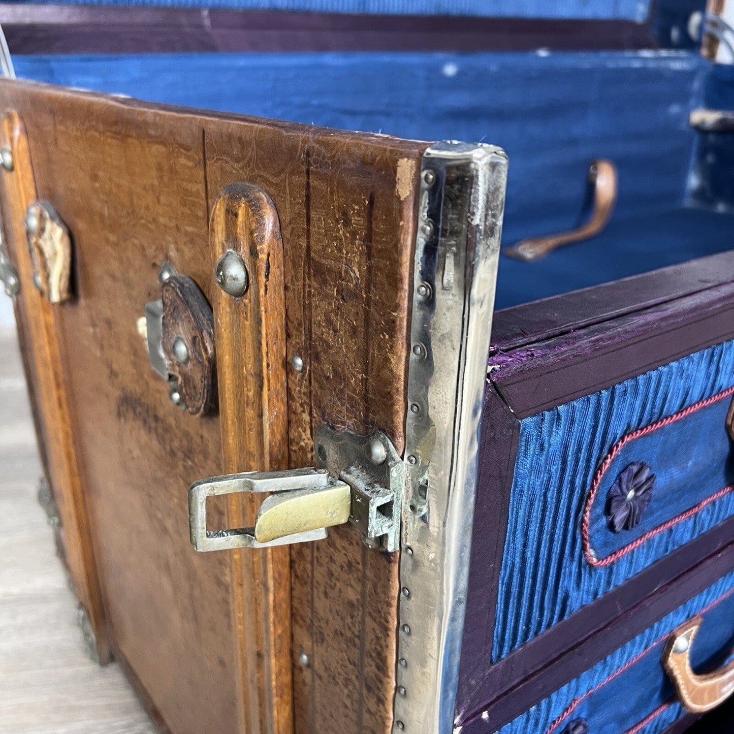 Baule antico in legno da viaggio in pelle con cassetti Cassa d'epoca  800 Arredo Categoria  Casse & Bauli
