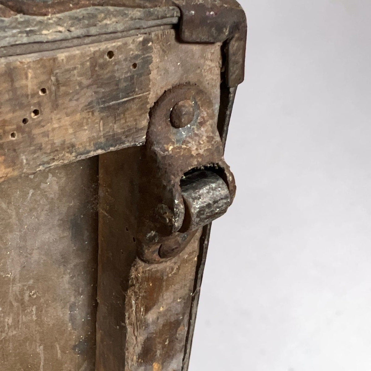 Baule antico in Metallo Marrone simil pelle da viaggio Cassa d'epoca 800 Arredo Categoria  Casse & Bauli