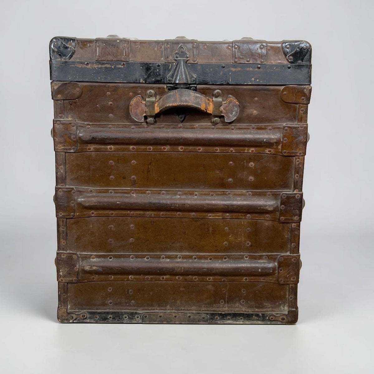 Baule antico in Metallo Marrone simil pelle da viaggio Cassa d'epoca 800 Arredo Categoria  Casse & Bauli