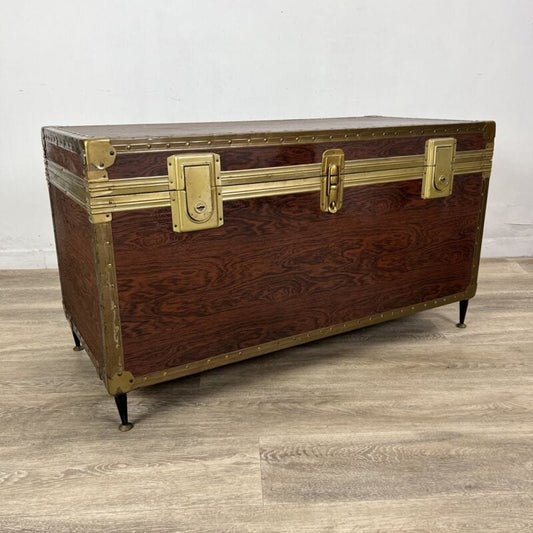 Baule vintage in legno metallo dorato cassapanca antica con piedini anni 50 Categoria  Arredamento