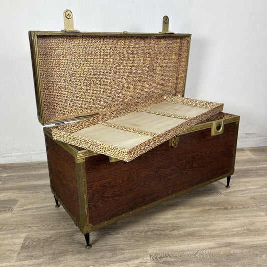 Baule vintage in legno metallo dorato cassapanca antica con piedini anni 50 Categoria  Arredamento
