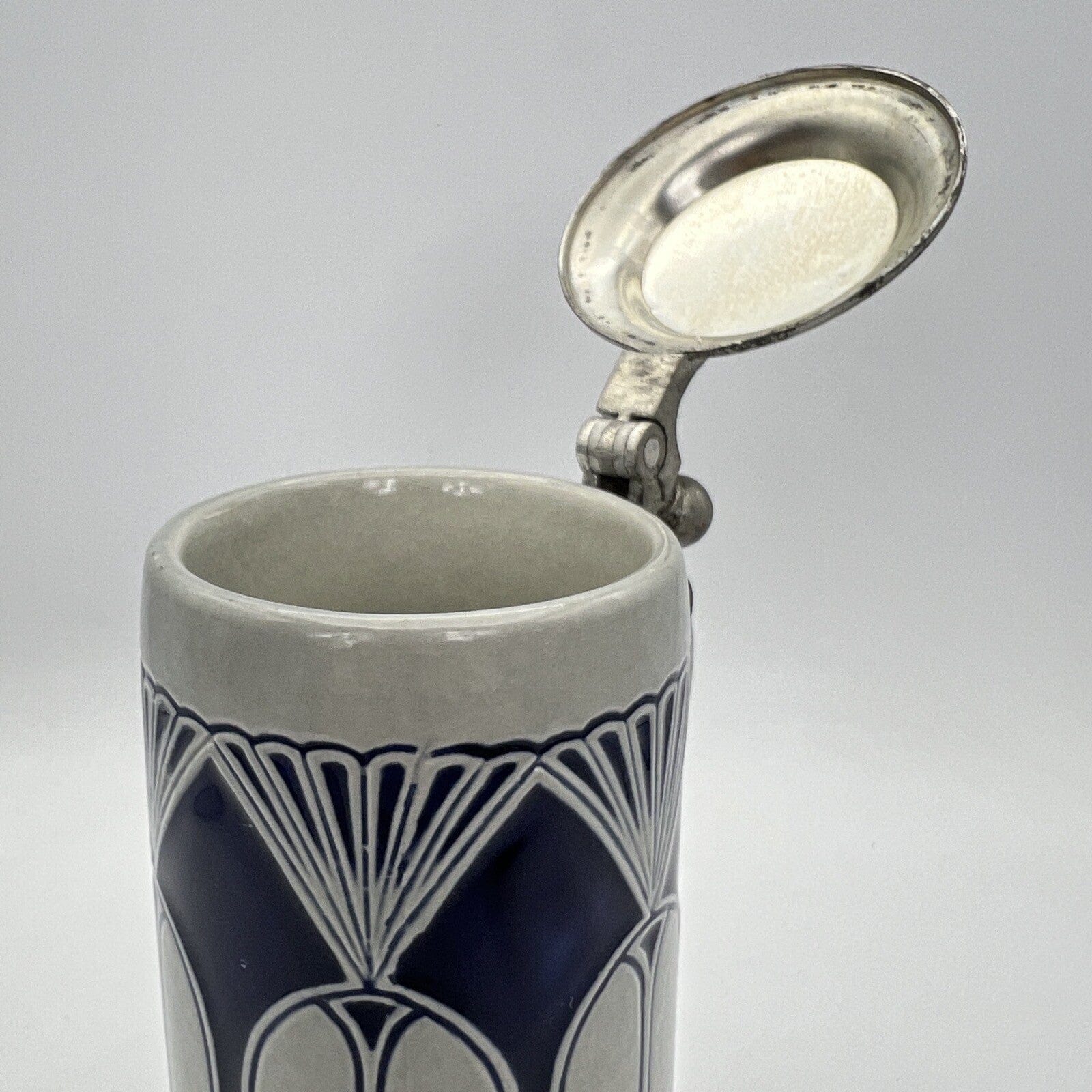 Boccale da birra in ceramica tedesco vintage con coperchio in peltro bicchiere 3 Categoria  Boccali