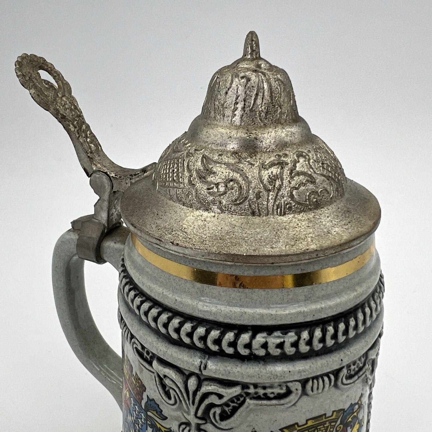 Boccale da birra in ceramica tedesco vintage con coperchio in peltro Munchen per Categoria  Boccali