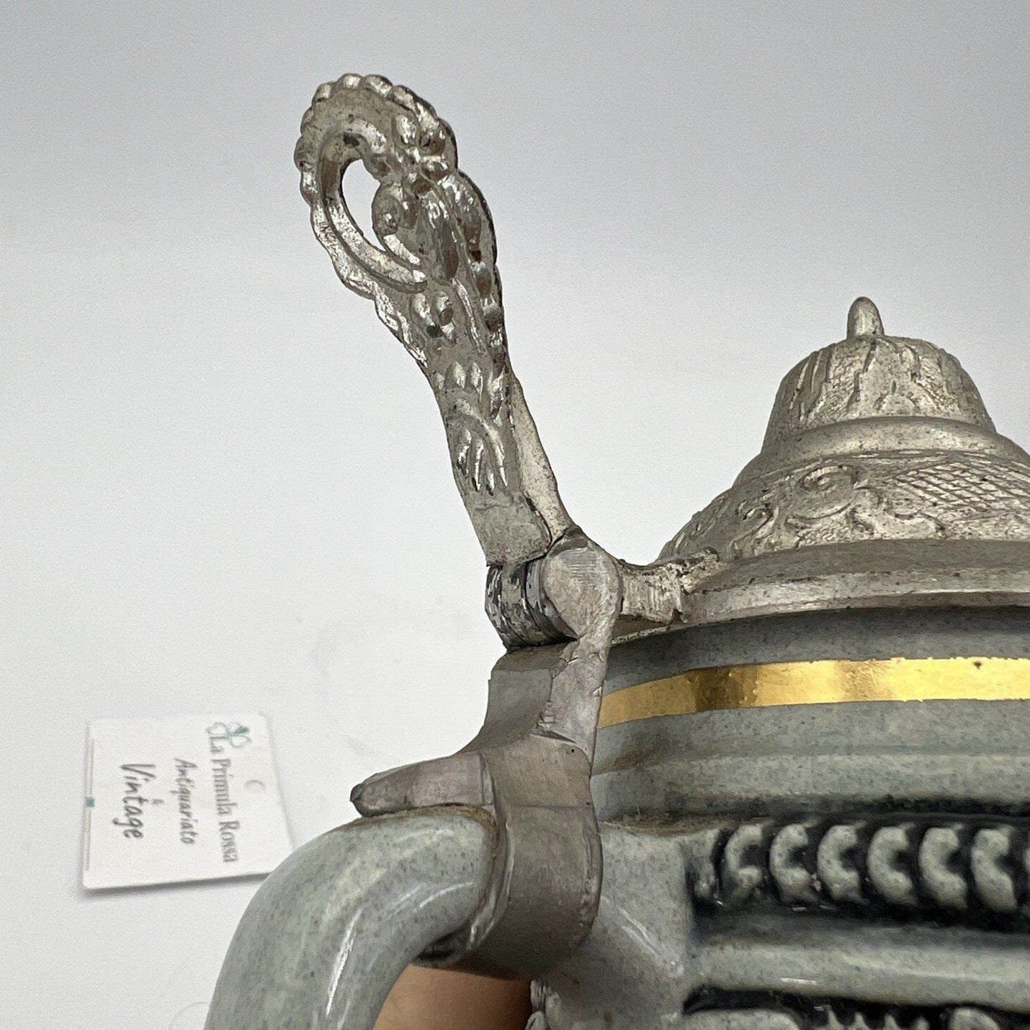 Boccale da birra in ceramica tedesco vintage con coperchio in peltro Munchen per Categoria  Boccali