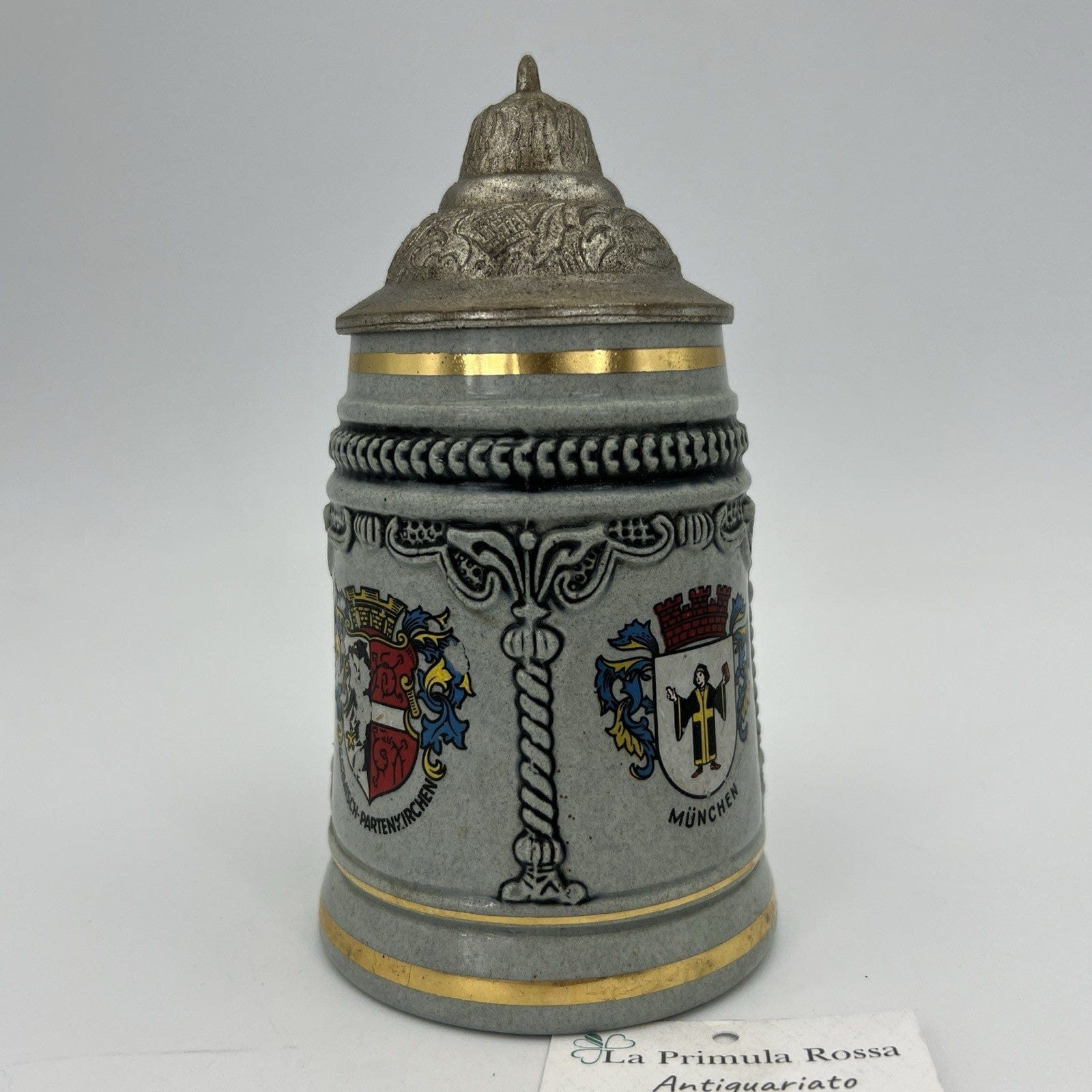 Boccale da birra in ceramica tedesco vintage con coperchio in peltro Munchen per Categoria  Boccali