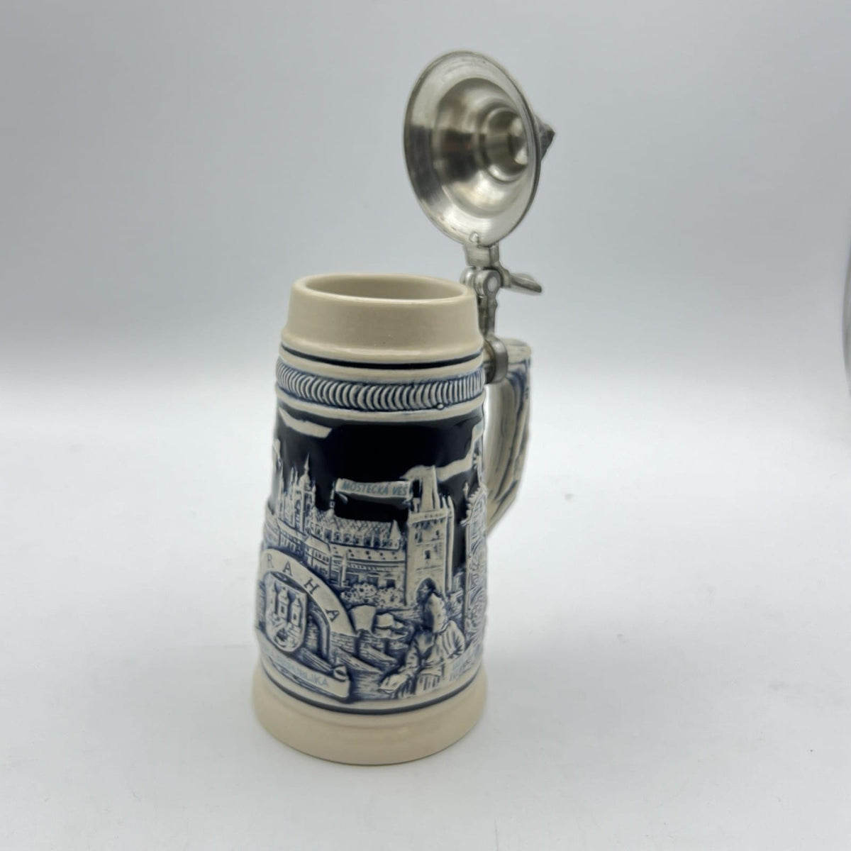 Boccale da birra in ceramica tedesco vintage con coperchio in peltro Praga per Categoria  Boccali