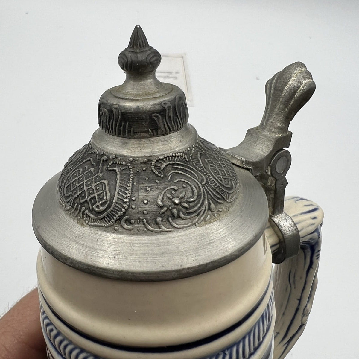 Boccale da birra in ceramica tedesco vintage con coperchio in peltro Praga per Categoria  Boccali