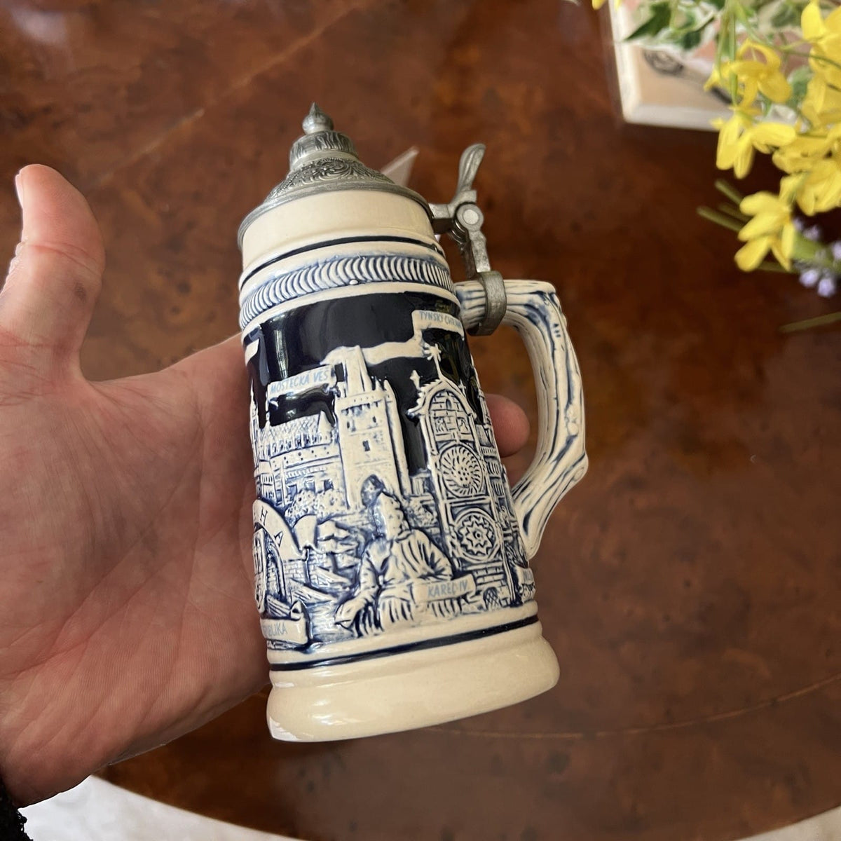 Boccale da birra in ceramica tedesco vintage con coperchio in peltro Praga per Categoria  Boccali