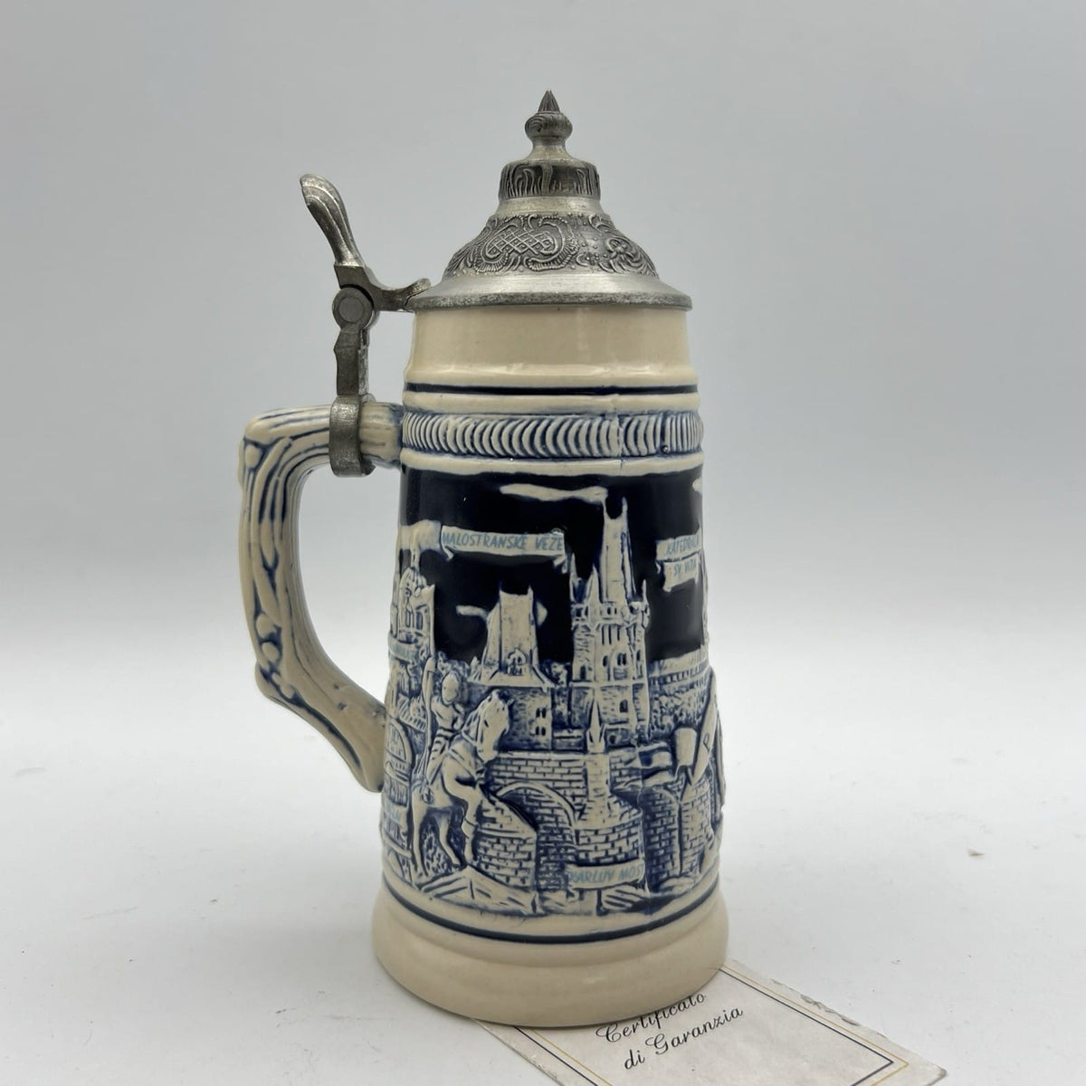 Boccale da birra in ceramica tedesco vintage con coperchio in peltro Praga per Categoria  Boccali