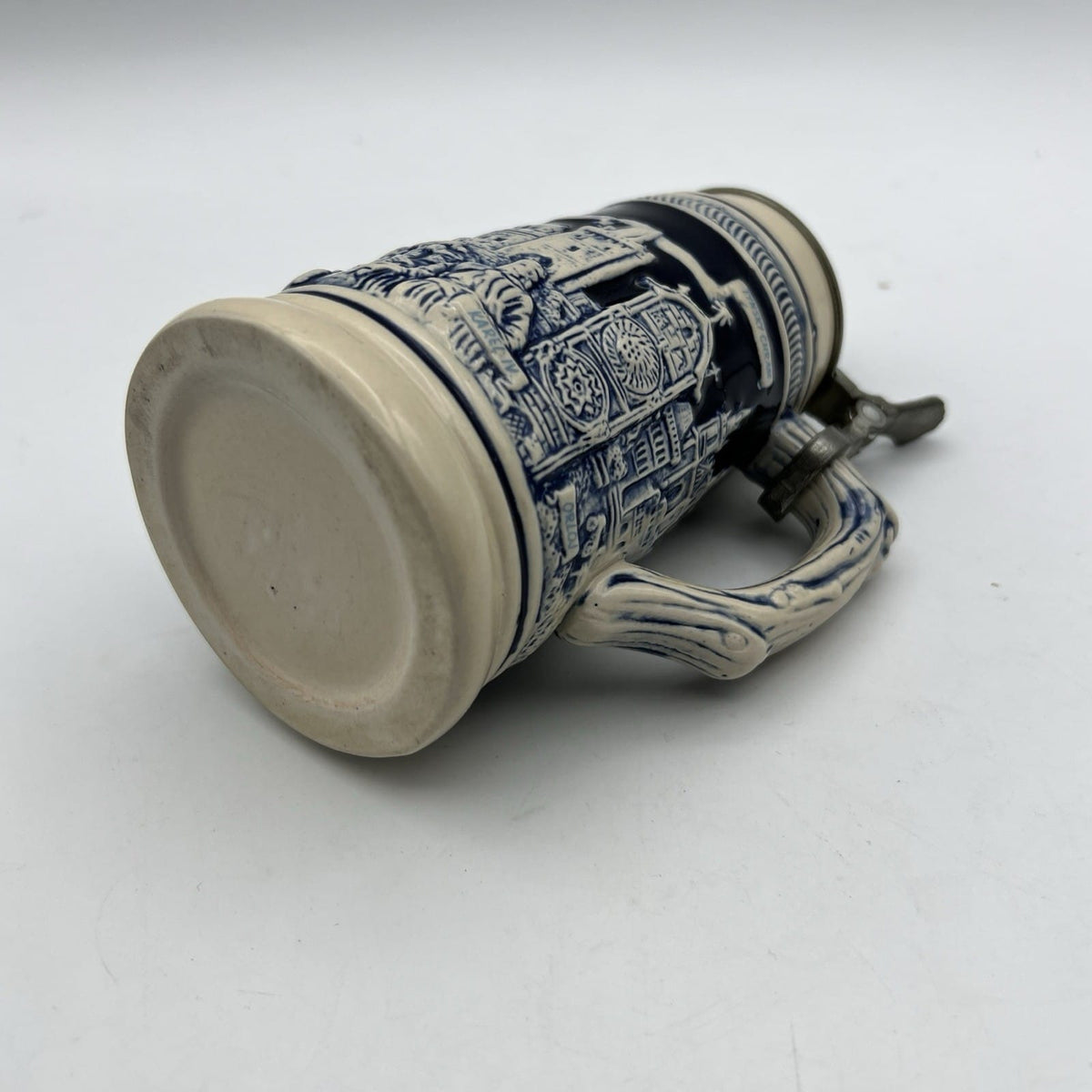 Boccale da birra in ceramica tedesco vintage con coperchio in peltro Praga per Categoria  Boccali