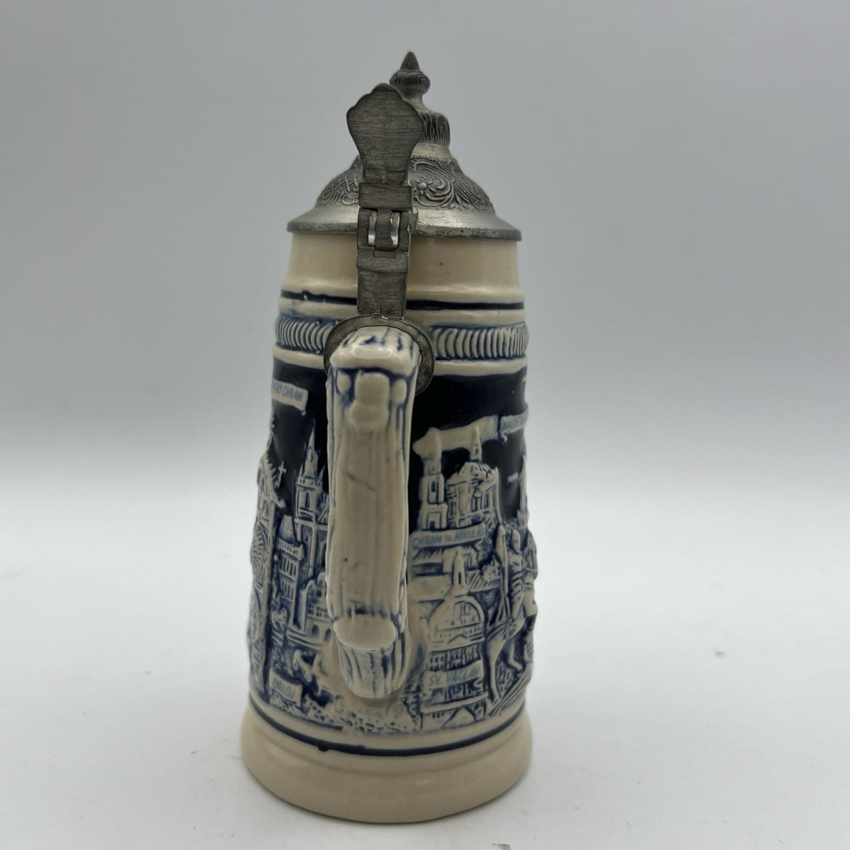 Boccale da birra in ceramica tedesco vintage con coperchio in peltro Praga per Categoria  Boccali