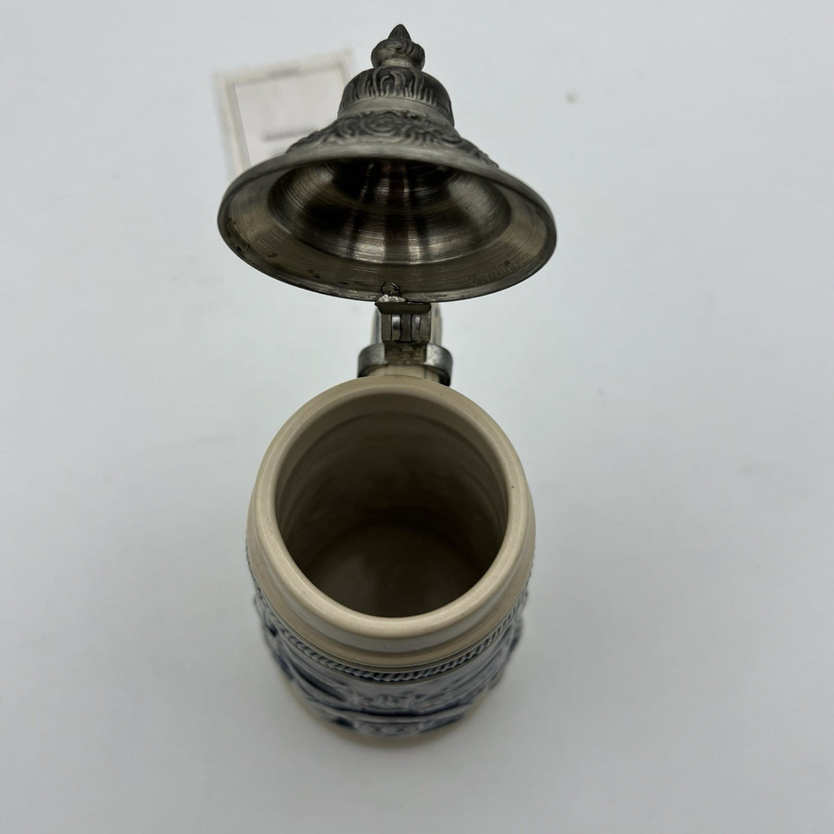 Boccale da birra in ceramica tedesco vintage con coperchio in peltro Praga per Categoria  Boccali