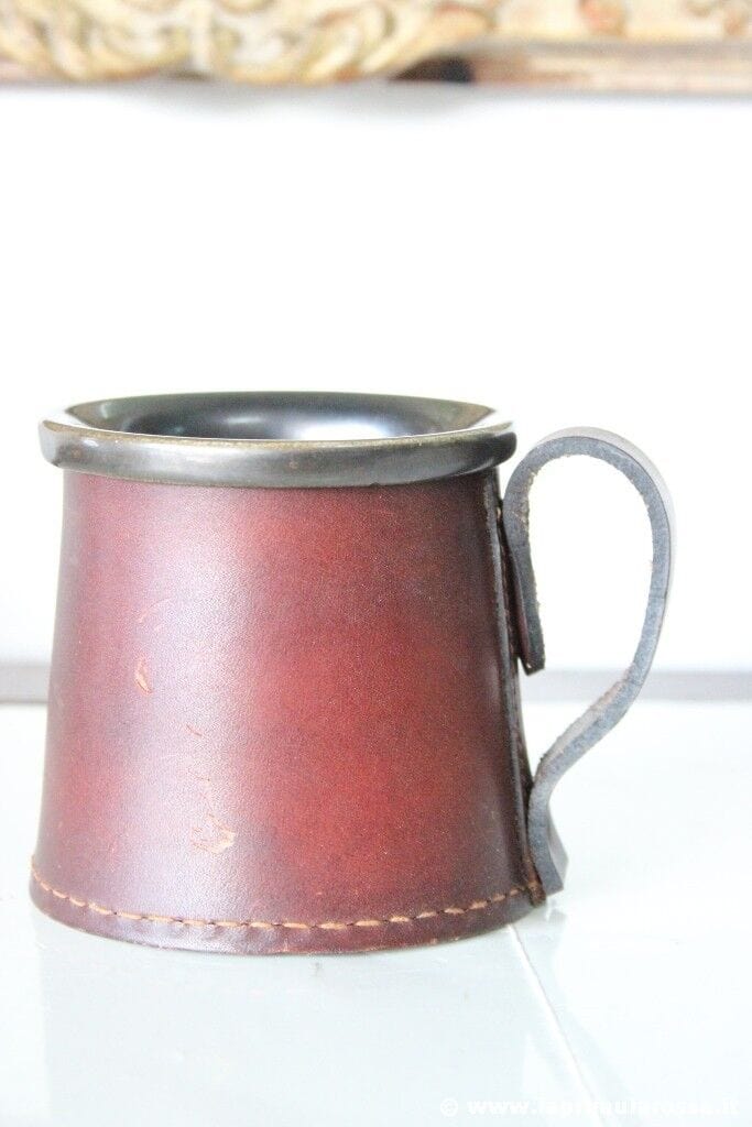 BOCCALE VINTAGE IN CERAMICA E VERA PELLE - VINTAGE REL HIDE MUG - PORTAPENNE Categoria  Accessori scrivania e ufficio