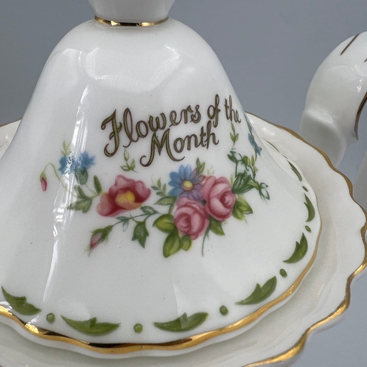 Caffettiera in porcellana Royal Albert con mesi Flower of the month teiera 1984 Categoria  Servizio tazze - Tazze