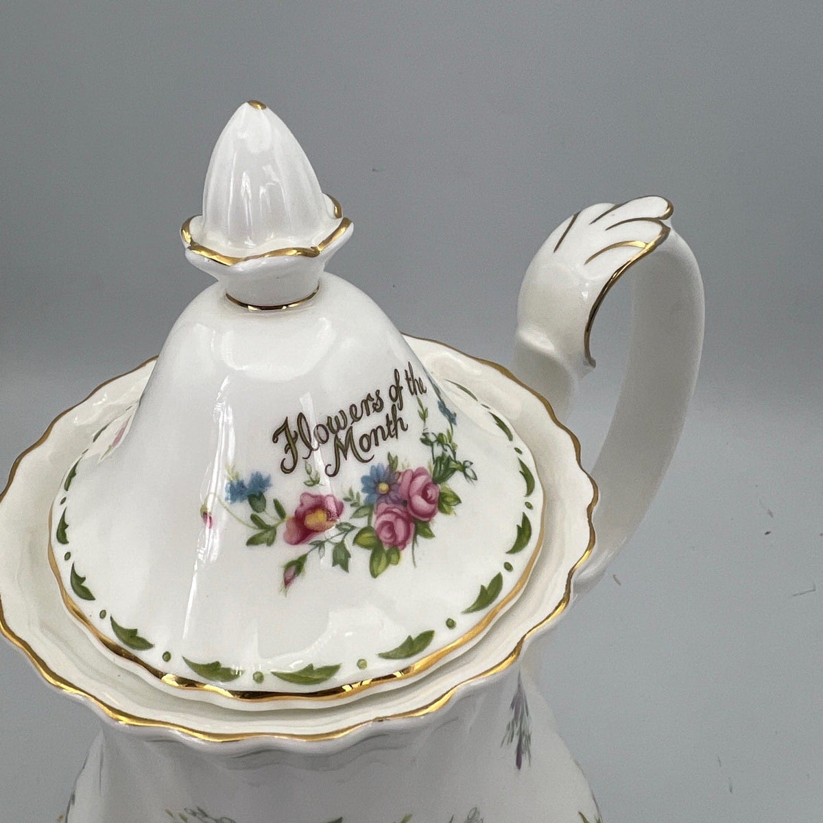 Caffettiera in porcellana Royal Albert con mesi Flower of the month teiera 1984 Categoria  Servizio tazze - Tazze