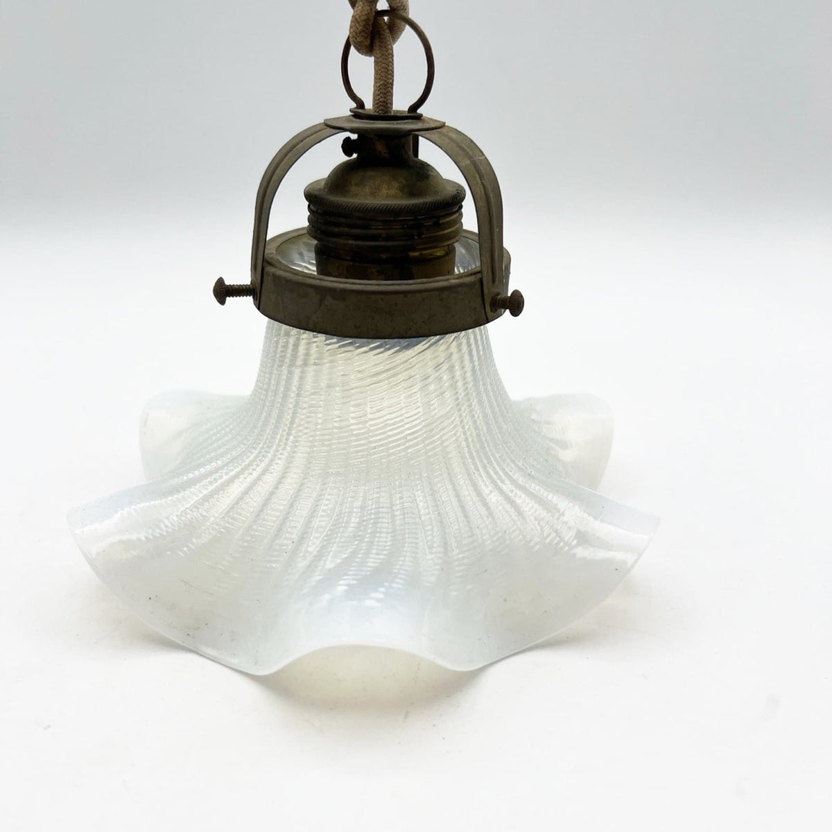 Campana paralume in vetro opalino iridescente ricambio per lampadario Anni 30 Categoria  Lampade Appliques
