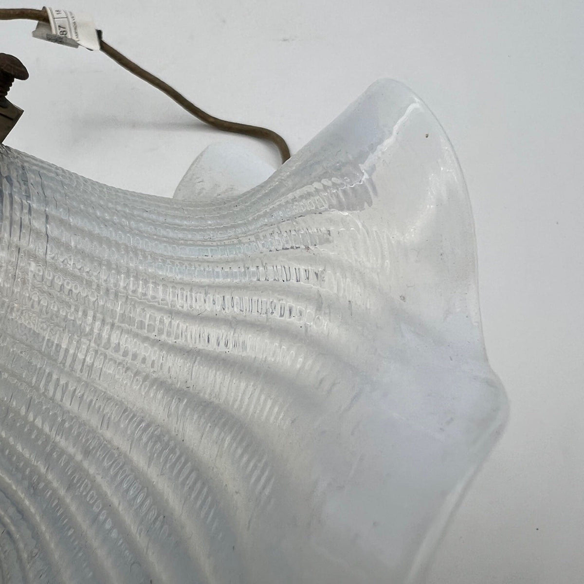 Campana paralume in vetro opalino iridescente ricambio per lampadario Anni 30 Categoria  Lampade Appliques